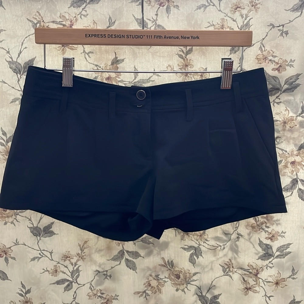 Womens Candies’s shorts size 3 pleated flap back pockets, black color